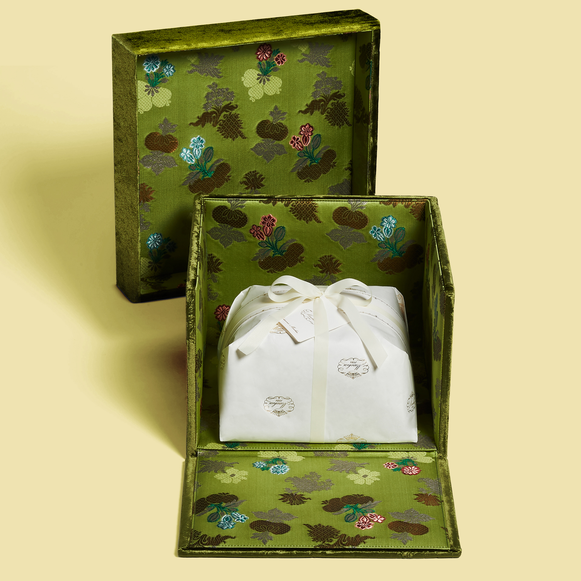 Velvet box with 1 kg panettone