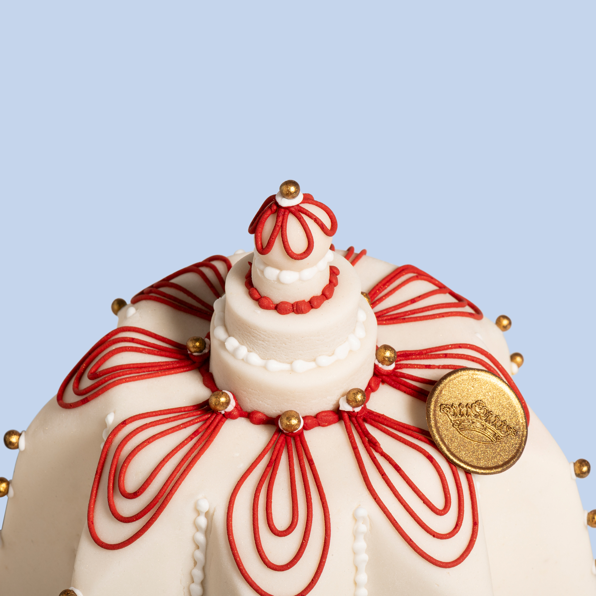 Hand-decorated crown Pandoro