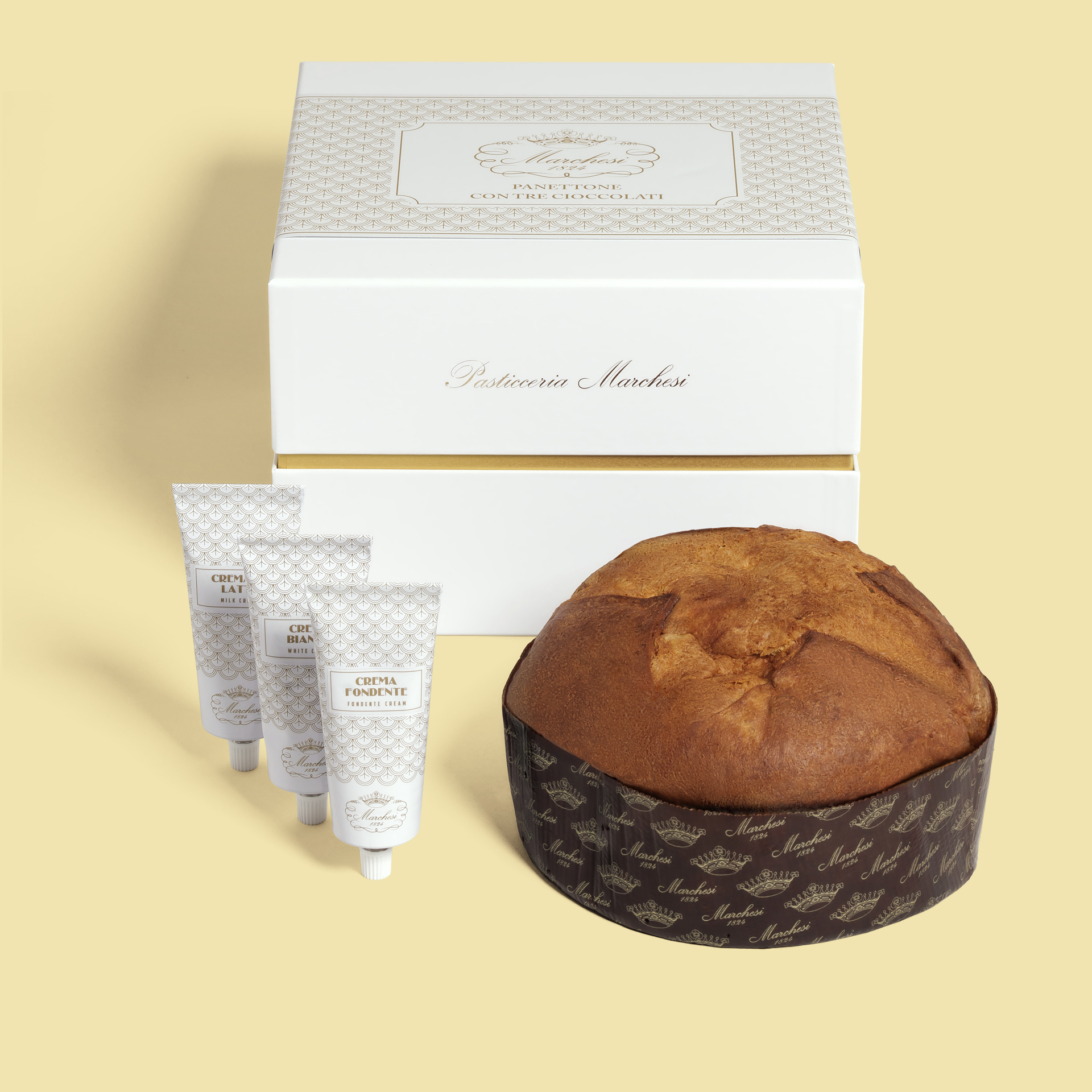 帕奈托蛋糕配三块巧克力奶油