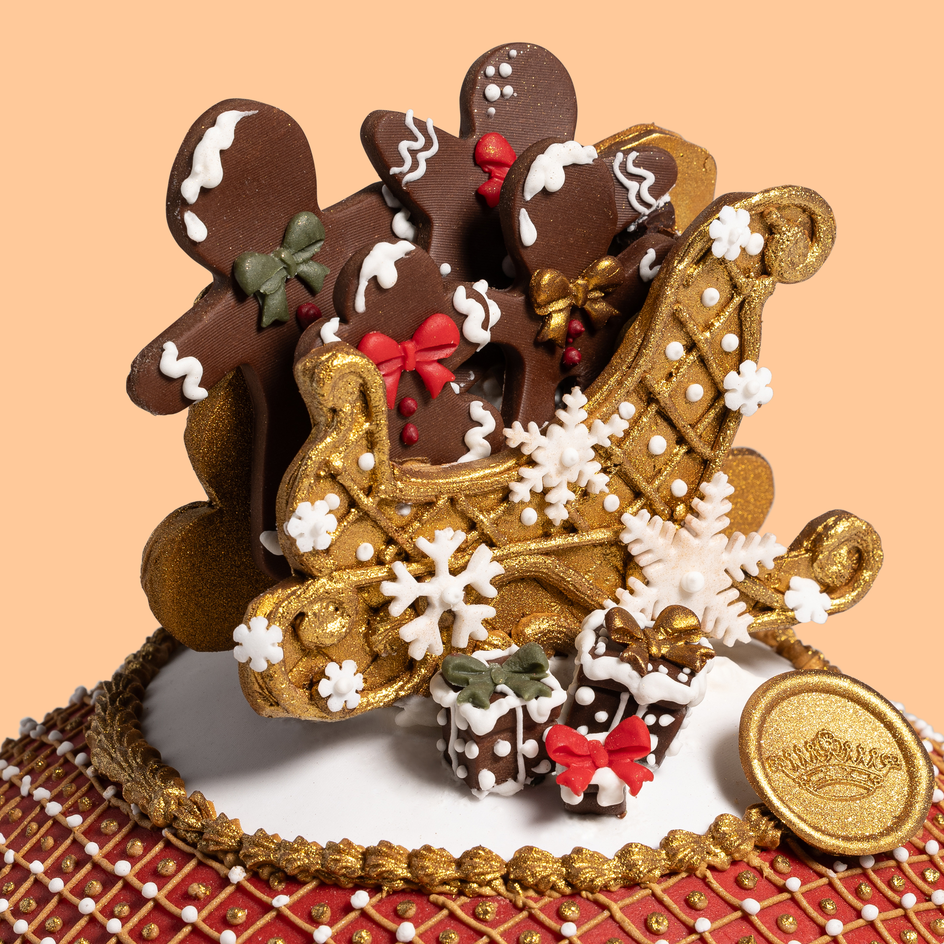 Panettone décoré à la main avec une luge dorée