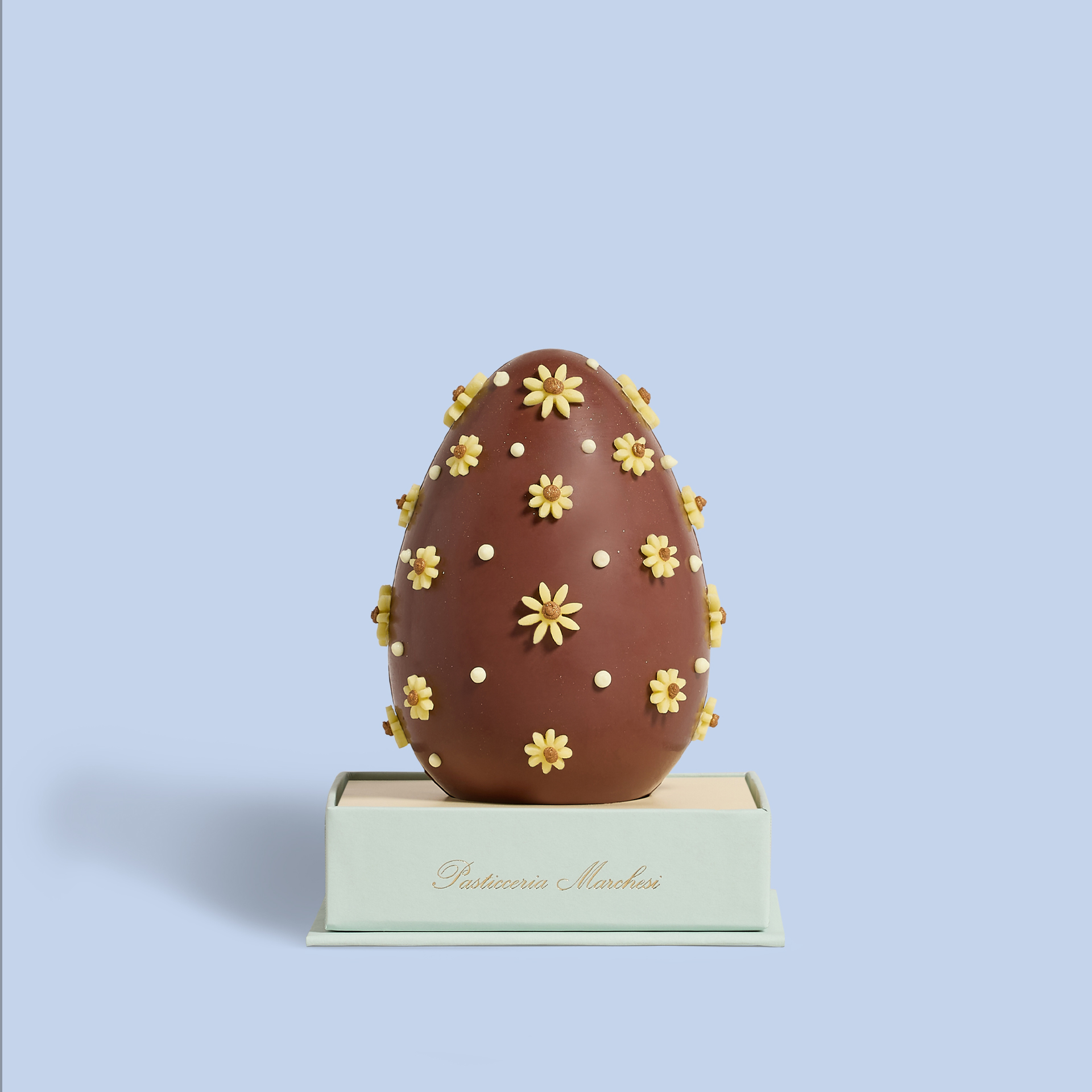 بيضة الشوكولاتة بالحليب المزينة يدوياً بزهور صغيرة 120 غم