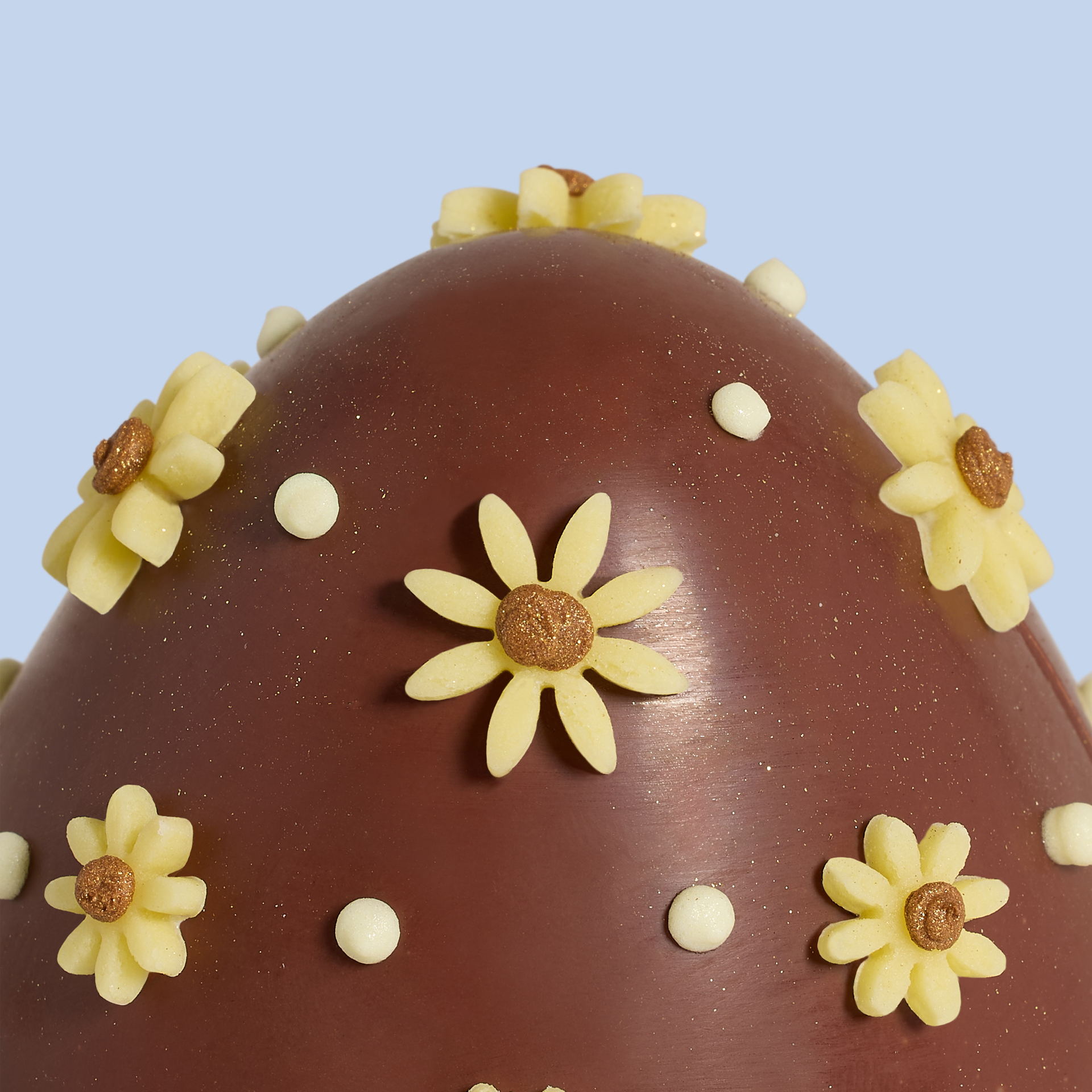 بيضة الشوكولاتة بالحليب المزينة يدوياً بزهور صغيرة 120 غم