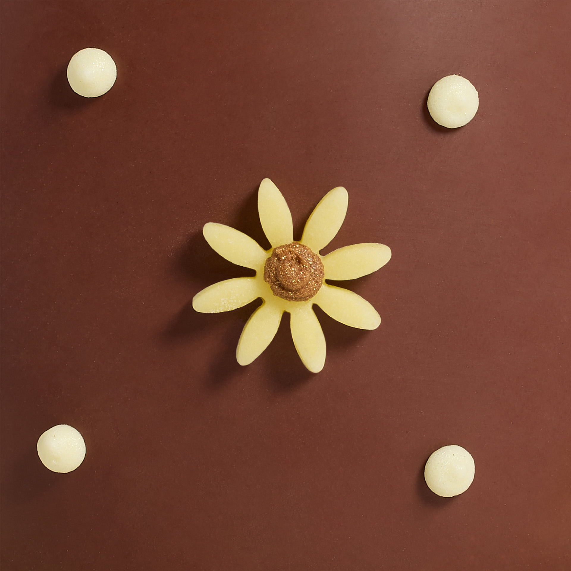 بيضة الشوكولاتة بالحليب المزينة يدوياً بزهور صغيرة 120 غم