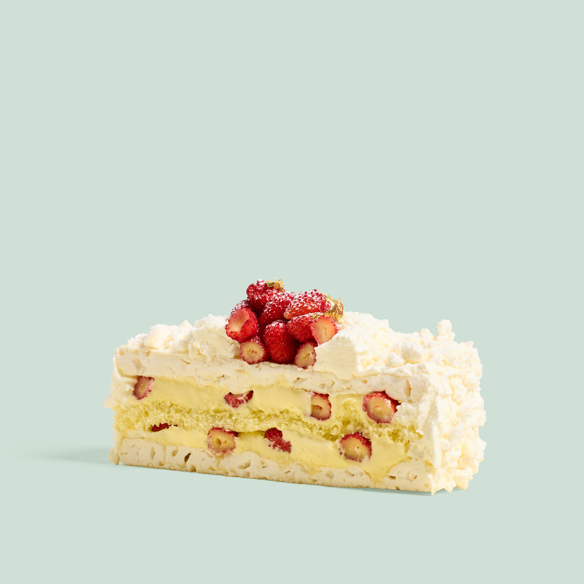 Meringue with wild strawberries