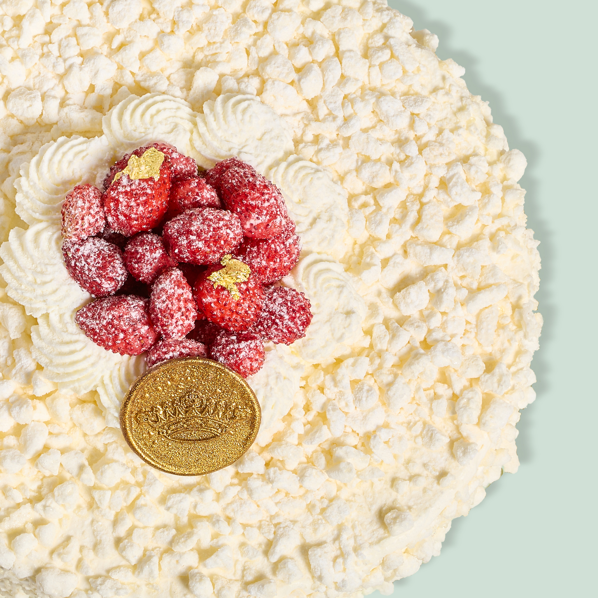 Meringue with wild strawberries